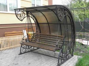 Trae elegancia y comodidad a tu jardín con nuestras sillas de columpio de hierro forjado de primera calidad, diseñadas para un disfrute duradero. - Product Image 3