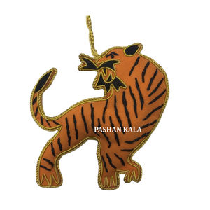 Adorno Navideño Colgante con Forma de Tigre, Tela Negra y Bordado Dorado Zari, Hermoso Adorno Decorativo para Fiestas - Product Image 1