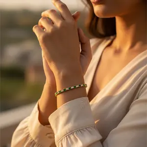 Brazalete de Tenis de Moda para Mujer con Acabado en Oro Chapado con Esmeralda y Diamantes - Product Image 3