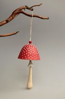 Cloche de vache en céramique antique avec un design de ferme de campagne parfait pour un chalet rustique et une décoration d'intérieur d'inspiration vintage