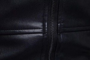 Veste de motard en cuir noir pour homme, épaule matelassée, coupe ajustée, style moto avec poches zippées et look moderne et décontracté - Product Image 2