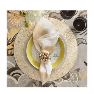 Marquis Coastal Champagne Capiz Shell Mantel individual redondo Madre de perla Mantel individual de mesa hecho en Vietnam - Product Image 2