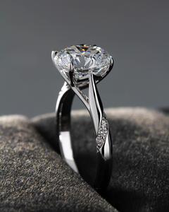 แหวนหมั้นเพชรโมอิสทรงกลม10มม. พร้อมสำเนียงด้านข้าง | เครื่องประดับงานแต่งงานแบบคลาสสิก - Product Image 2