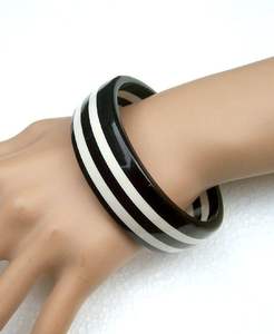 Brazalete de resina caprichoso con dijes flotantes - Product Image 4