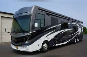Autocaravana Usada 2023 Story Teller Over Land Clase B a Gasolina MODE LT con Remolque Contenedor para Apartamentos y Camping - Product Image 4