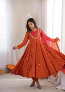 Robe Anarkali en soie romaine avec broderie de créateur, travail de sequins et de miroirs, avec pantalon et dupatta, ensemble prêt-à-porter. - Product Image 5