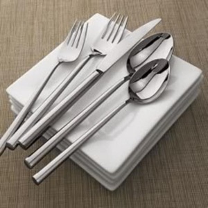Ensemble de couverts en métal résistant à la rouille de haute qualité avec un design moderne, parfait pour les repas à domicile. - Product Image 1