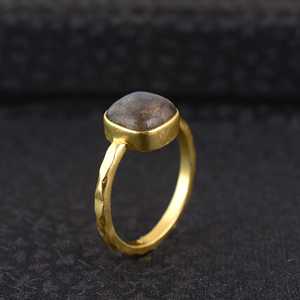Nouvelle Arrivée Bague Bohème en Pierre de Labradorite, Bijou Délicat en Laiton Plaqué Or 18K pour Femme, Bagues Solitaires Vintage Vente en Gros/OEM/ODM - Product Image 5