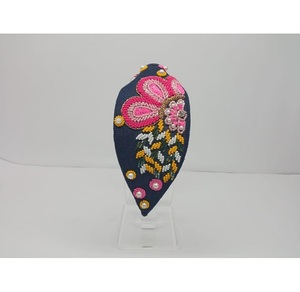 Diadema con cuentas de semillas de color rosa que combina técnicas tradicionales de abalorios con un estilo moderno para ser único y llamativo - Product Image 5