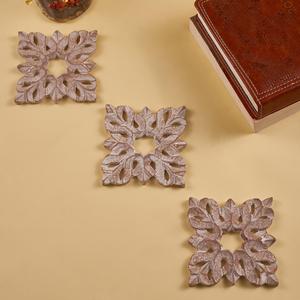 . Juego de posavasos clásicos de madera con elegante textura de grano, perfectos para mantener las superficies seguras y impecables diariamente. - Product Image 1