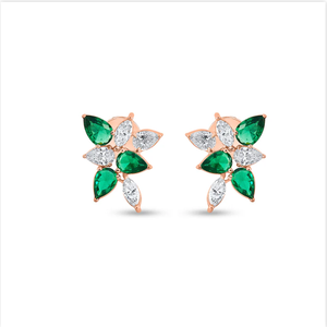 Pendientes de tuerca de racimo floral de diamante y esmeralda adornados hechos a mano para mujeres que aprecian las joyas de detalles finos de La India - Product Image 3
