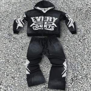 ชุดกีฬาแนวสตรีทเฮฟวี่เวทของผู้ชายชุดวอร์มเสื้อฮู้ดสีล้วนกางเกงแฟชันพิมพ์ลายปักลาย - Product Image 1