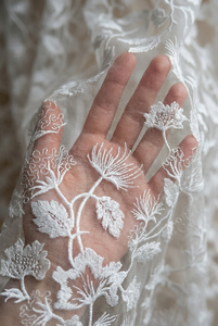 Tissu en dentelle jacquard floral brodé blanc, écologique, respirant, léger, pour robes de mariée et tenues de filles - Product Image 2