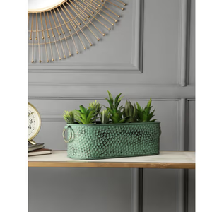 Jardinière carrée moderne en résine grise avec finition subtilement texturée offrant une option légère et polyvalente pour la verdure intérieure - Product Image 4