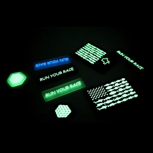 Patchs 3D en PVC souple gaufré et phosphorescent personnalisés, patchs en caoutchouc, étiquettes pour vêtements - Product Image 3