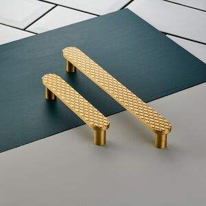 Tirador de metal para puertas de armarios de dormitorio con un diseño decorativo refinado y resistente para uso en interiores de lujo. - Product Image 2