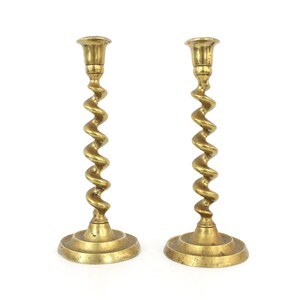 Candelabro de Aluminio Hecho a Mano de Estilo Vintage, Ecológico, con Detalles Ornamentados para Decoración Navideña y Festiva del Hogar - Product Image 4