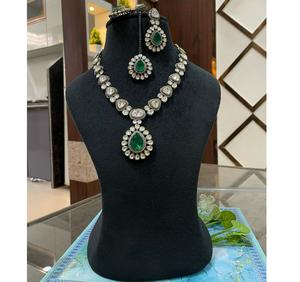 Ensemble de collier de qualité supérieure en or plaqué avec pierres Kundan, avec boucles d'oreilles et tikka, pour les mariages et les fêtes, collection pour femmes - Product Image 2