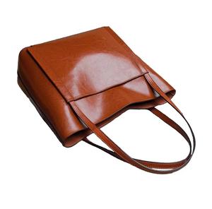 Sac fourre-tout classique en cuir écologique pour femme, design intemporel avec motif géométrique, bouton et chaîne décoratifs, fermeture éclair - Product Image 4