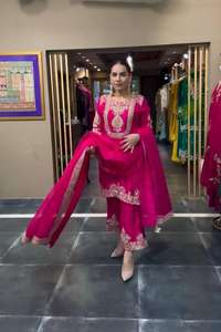 Tenue de fête et de mariage traditionnelle pour femmes, ensemble haut, bas et dupatta en pure soie chinon indienne et pakistanaise par Maruti Fashion - Product Image 3