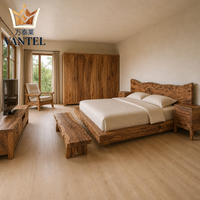 Maßgefertigtes Luxus-Hotelbett aus Massivholz mit Naturkanten-Kopfteil für Resort-, Villa- und Gastgewerbe-Projekte