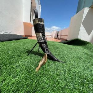 Cuerno vikingo para beber de búfalo natural con soporte de cuero pulido y soporte de metal grabado tallado Feng Shui Animal ecológico - Product Image 4