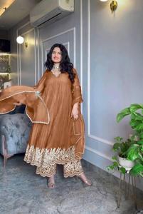 Nuevo diseñador Party Wear Aliya Cut Chinon Seda Secuencia Bordado y borde de encaje Vestido y Palazzo con conjunto de traje Dupatta - Product Image 2