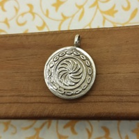 Pendentif avec cadres en verre en argent 925 avec oeuvre artisanale Om Mantra Bijoux uniques peints à la main Pendentif de peinture spirituelle