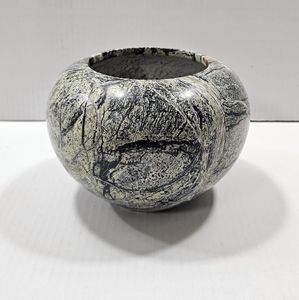 Jarrón de metal decorativo de alta calidad con patrón geométrico en relieve y forma cónica para un ambiente lujoso y elegante - Product Image 4