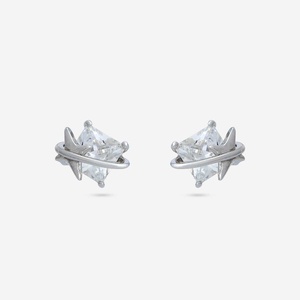 Pendientes de Plata 92.5 con Diamantes Corte Princesa y Diseño Moderno en Oro, con Patrones Geométricos de Estrella, Corazón y Flecha, Ideales para Compromiso - Product Image 1