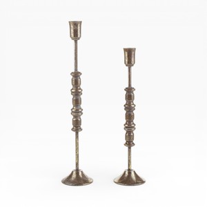 Ensemble de bougeoirs en métal de style antique avec design haut et bas pour la décoration intérieure vintage et une utilisation festive - Product Image 1