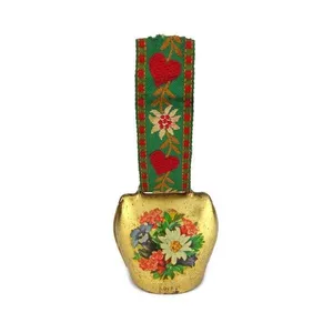Manufactrur campana di mucca svizzera fatta a mano in metallo Vintage all'ingrosso con finitura in oro antico e stampa floreale per la decorazione domestica