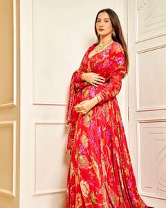 Ensemble de robe longue indienne Readymade et Dupatta, tissu en mousseline de soie à coutures complètes avec tenue de fête à impression numérique pour femmes en gros - Product Image 5