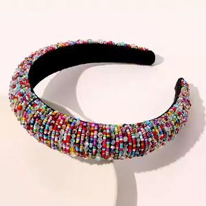 Pieza de pelo elegante: aplicación detallada de cuentas florales y cristales. Elegante adorno indio hecho a mano para mujeres/niñas. - Product Image 2