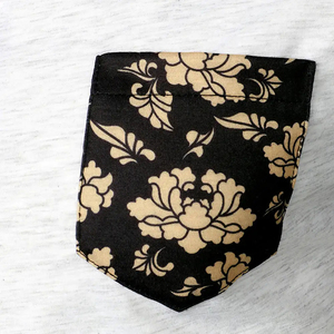 เสื้อโปโลชายลายดอกไม้ แขนสั้น สวมใส่สบาย ระบายอากาศได้ดี ผลิตจากผ้าโพลีเอสเตอร์ถัก สีขาว ลายดำทอง ดีไซน์กระเป๋าเสื้อ - Product Image 6