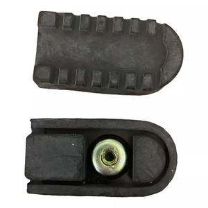 Reposapiés Delantero Original Yamaha de Goma Negra 1D0W74130000, Material de Aleación de Aluminio - Product Image 1