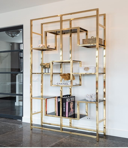 Estantería grande de metal dorado con niveles estilo mármol y círculos decorativos centrales. Disponible a precios de mayoreo. - Product Image 3