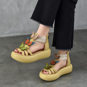 รองเท้าผ้าใบแฟชั่นแบบสวมใส่ได้ทั้งชายและหญิง พื้นหนา มีเชือกผูก ดีไซน์ทันสมัย - Product Image 2