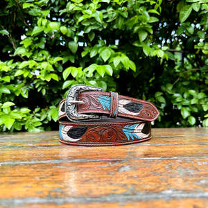 Ceinture de cowboy western style rétro punk avec rivets, en cuir de vache véritable avec motif en relief de feuilles et boucle en alliage, personnalisable - Product Image 1