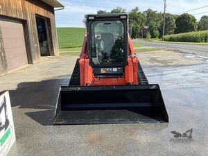 รถตักล้อยางขนาดเล็ก Kubota SVL75-2 พร้อมอุปกรณ์ตักสีส้ม - Product Image 3