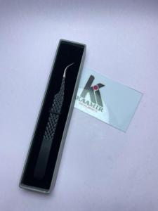 Pinces à épiler professionnelles pour extensions de cils, courbées, noires mates, avec nano-grip, à prix compétitifs chez Kaamir Instruments - Product Image 3