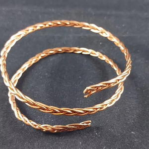 Brazalete de cobre con diseño en espiral para mujer con propiedades curativas energéticas y un encanto artesanal hecho a mano. - Product Image 1