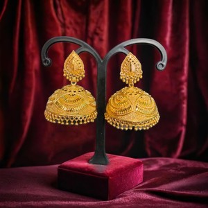 Boucles d'oreilles de fabrication indienne serties de boucles d'oreilles de style Jhumka plaqué or 22CT bijoux pour femmes par les exportateurs indiens - Product Image 1