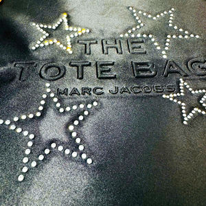 Patchs en caoutchouc et en silicone du Vietnam directs d'usine | Solutions d'étiquettes New-Tech pour chaussures, vêtements et sacs | Fabricant de logo personnalisé - Product Image 2