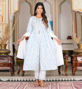 Ensemble décontracté pour femme : Kurta droite à imprimé floral, pantalon long à motif zig-zag et dupatta décoré, 100 % coton, séchage rapide - Product Image 4