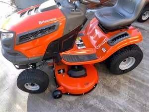 Tondeuse autoportée Kubota à essence avec siège, débroussailleuse pour l'entretien des jardins, fermes et sentiers - Product Image 1