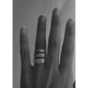 Anillo Solis con diamante redondo de 1.0 quilates y diseño acanalado - Product Image 4