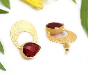 Bijoux géométriques en forme de poire, grenat rouge, texture quartz, finition métal, clous d'oreilles en laiton plaqué or 18 carats pour les filles. - Product Image 4