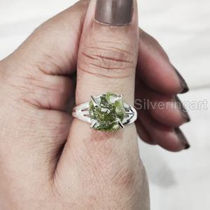Mayorista Joyería de piedra en bruto Anillo para mujer Piedra preciosa de peridoto crudo natural Anillo bohemio de piedra NATAL DE AGOSTO Anillo de plata esterlina 925 - Product Image 1