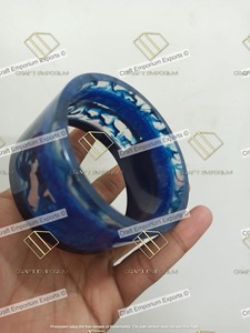 Brazaletes de resina y nácar hechos a mano elegantes y modernos con purpurina, tonos duales y joyería de moda Pantone para todas las estaciones - Product Image 5